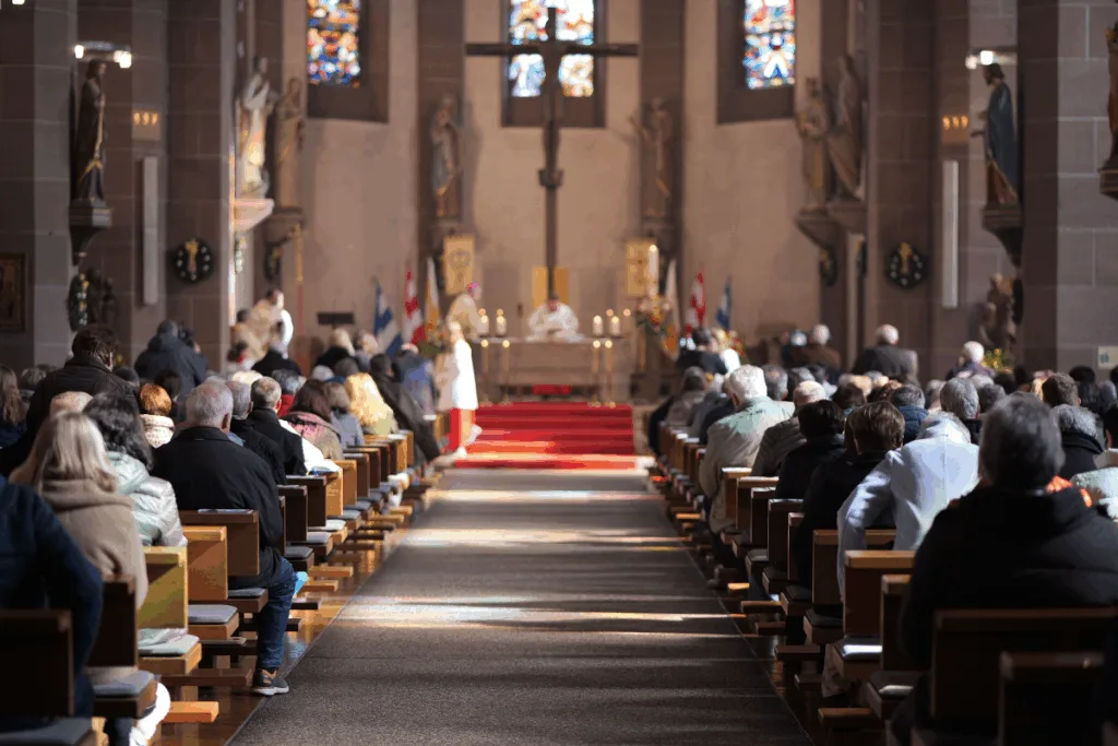 Gläubige in den Bänken einer Kirche während eines Gottesdienstes